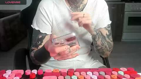 Snapshot of _feralberry__ chatting on 02/21/26, 06:47 Alis online show from 02/21/26, 06:47