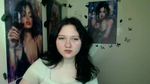 Snapshot of _foxy_lady chatting on 12/22/25, 07:33 Alice online show from 12/22/25, 07:33