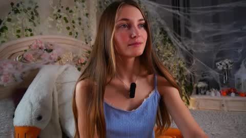 Snapshot of _green_green_ chatting on 10/31/25, 02:23 Milly online show from 10/31/25, 02:23