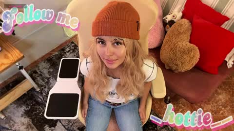 Snapshot of _hottie__ chatting on 04/06/26, 04:46 _hottie__ online show from 04/06/26, 04:46