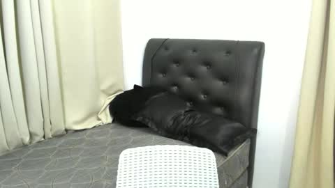 Snapshot of _imwithyou69_ chatting on 11/30/25, 05:17 yanie online show from 11/30/25, 05:17