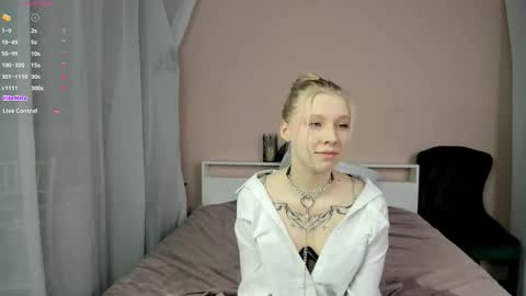 Snapshot of _innocent_soul_ chatting on 12/18/25, 07:03 Daisy online show from 12/18/25, 07:03