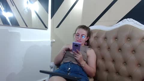 Snapshot of _isaabellaa chatting on 01/12/25, 07:21 Isa online show from 01/12/25, 07:21