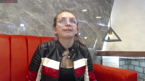 Snapshot of _isaabellaa chatting on 01/13/25, 02:21 Isa online show from 01/13/25, 02:21