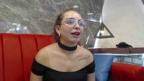 Snapshot of _isaabellaa chatting on 02/14/25, 02:44 Isa online show from 02/14/25, 02:44