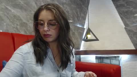 Snapshot of _isaabellaa chatting on 03/04/25, 02:42 Isa online show from 03/04/25, 02:42