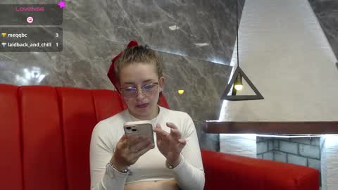 Snapshot of _isaabellaa chatting on 03/06/25, 02:18 Isa online show from 03/06/25, 02:18