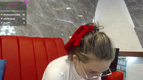 Snapshot of _isaabellaa chatting on 03/06/25, 05:22 Isa online show from 03/06/25, 05:22