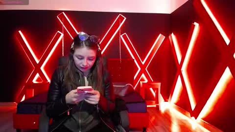 Snapshot of _isaabellaa chatting on 11/16/25, 11:27 Isa online show from 11/16/25, 11:27