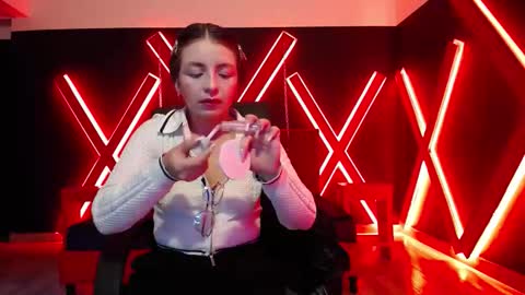 Snapshot of _isaabellaa chatting on 11/17/25, 11:38 Isa online show from 11/17/25, 11:38