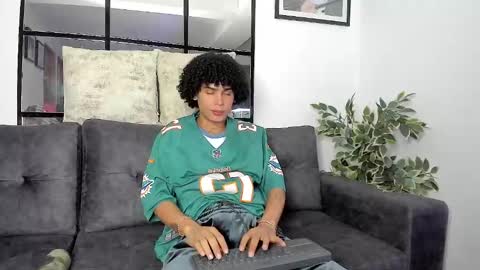 Snapshot of _jaay77 chatting on 02/06/25, 11:37 Jay online show from 02/06/25, 11:37