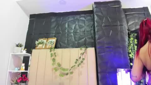 Mia online show from 12/04/25, 02:59