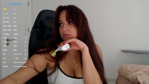 Snapshot of _just_a_queen_3 chatting on 05/01/26, 06:01 _just_a_queen_3 online show from 05/01/26, 06:01