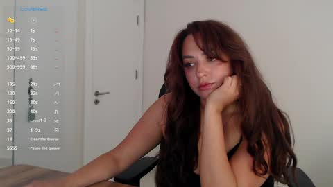 Snapshot of _just_a_queen_3 chatting on 05/17/26, 10:44 _just_a_queen_3 online show from 05/17/26, 10:44