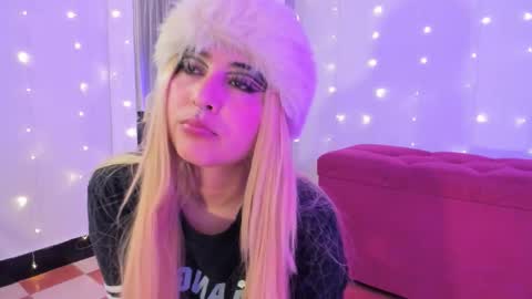 Snapshot of _karine01 chatting on 09/19/25, 03:52 _karine01 online show from 09/19/25, 03:52