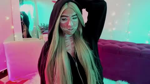 Snapshot of _karine01 chatting on 10/19/25, 02:56 _karine01 online show from 10/19/25, 02:56