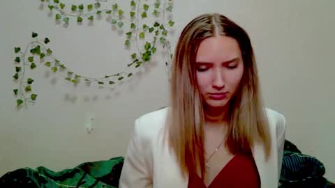 _kikiclark_ online show from 11/21/25, 10:30