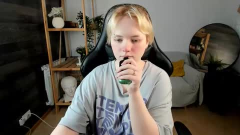 Li online show from 10/08/25, 01:42