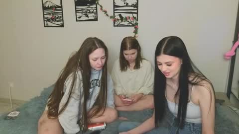 Snapshot of _kirieshka chatting on 03/12/25, 01:40 Molly Emily online show from 03/12/25, 01:40