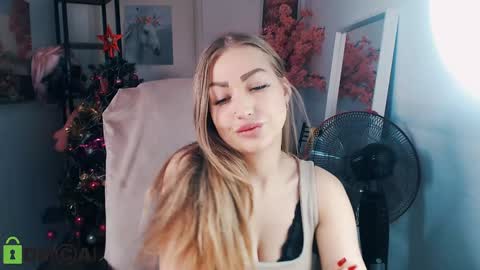 Snapshot of _kittyboo chatting on 12/28/24, 11:19 Aleksa online show from 12/28/24, 11:19