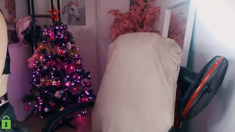 Snapshot of _kittyboo chatting on 12/31/24, 02:51 Aleksa online show from 12/31/24, 02:51
