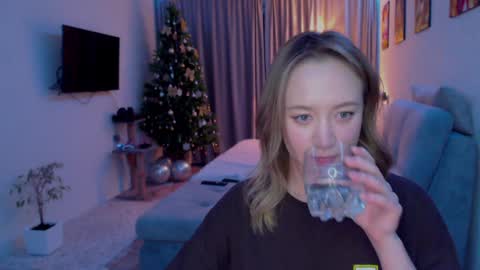 Snapshot of _lalune_ chatting on 12/03/24, 12:02 _lalune_ online show from 12/03/24, 12:02