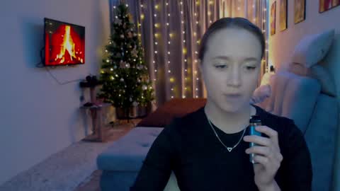 Snapshot of _lalune_ chatting on 12/09/24, 12:19 _lalune_ online show from 12/09/24, 12:19