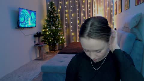 Snapshot of _lalune_ chatting on 12/09/24, 03:22 _lalune_ online show from 12/09/24, 03:22