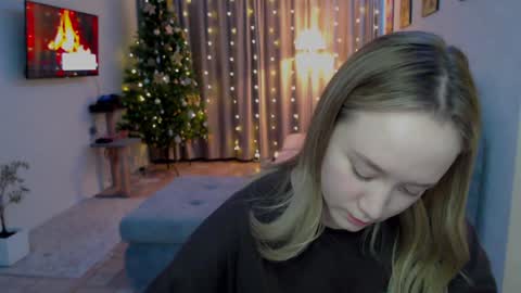 Snapshot of _lalune_ chatting on 12/13/24, 07:21 _lalune_ online show from 12/13/24, 07:21