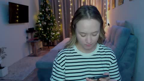 Snapshot of _lalune_ chatting on 12/16/24, 09:52 _lalune_ online show from 12/16/24, 09:52