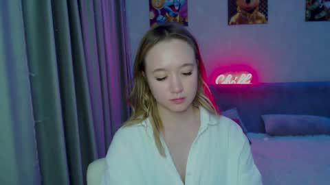 Snapshot of _lalune_ chatting on 12/23/24, 10:44 _lalune_ online show from 12/23/24, 10:44