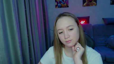 Snapshot of _lalune_ chatting on 01/03/25, 03:49 _lalune_ online show from 01/03/25, 03:49