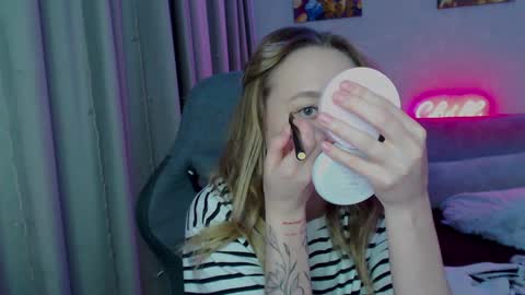 Snapshot of _lalune_ chatting on 01/06/25, 12:59 _lalune_ online show from 01/06/25, 12:59