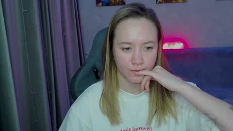 Snapshot of _lalune_ chatting on 01/22/25, 09:54 _lalune_ online show from 01/22/25, 09:54