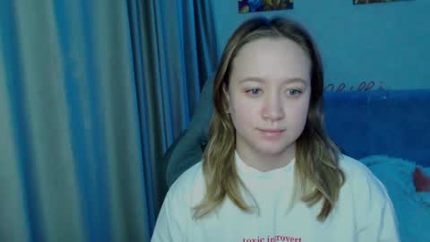 Snapshot of _lalune_ chatting on 02/07/25, 01:04 _lalune_ online show from 02/07/25, 01:04