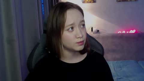 Snapshot of _lalune_ chatting on 10/04/25, 04:49 _lalune_ online show from 10/04/25, 04:49