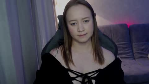 Snapshot of _lalune_ chatting on 10/07/25, 10:23 _lalune_ online show from 10/07/25, 10:23