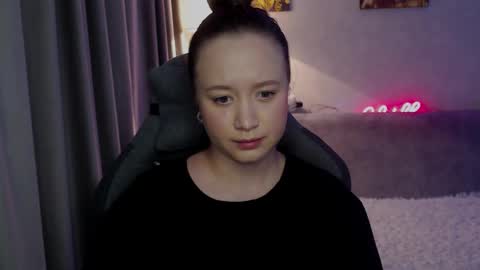 Snapshot of _lalune_ chatting on 10/10/25, 08:35 _lalune_ online show from 10/10/25, 08:35