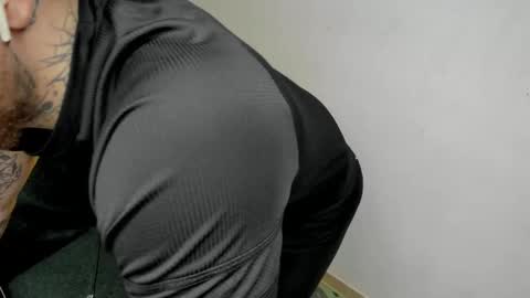 Snapshot of _layne chatting on 11/12/25, 08:37 Layne online show from 11/12/25, 08:37