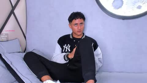 _leohot_ online show from 09/18/25, 03:41