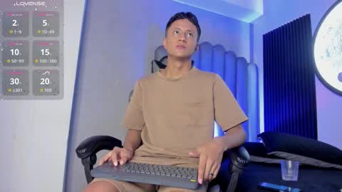 _leohot_ online show from 11/04/25, 03:27