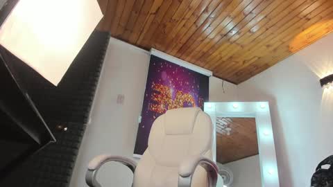 Snapshot of _lili_rose chatting on 02/02/25, 11:32 Lili online show from 02/02/25, 11:32