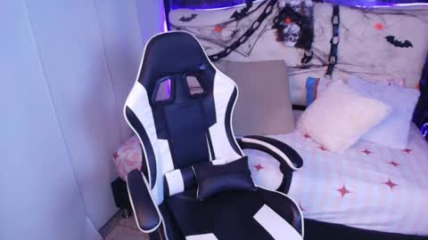 Snapshot of _lilly_miller chatting on 10/31/25, 01:23 Liily online show from 10/31/25, 01:23