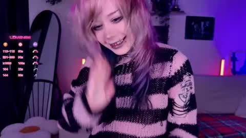 Snapshot of _lollyshy_ chatting on 11/14/25, 10:36 Lolly online show from 11/14/25, 10:36