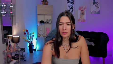 Snapshot of _louane_bour chatting on 01/13/25, 02:11  Laura  Independent Model  online show from 01/13/25, 02:11