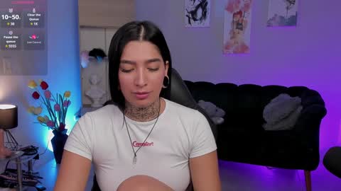 Snapshot of _louane_bour chatting on 01/17/25, 02:18  Laura  Independent Model  online show from 01/17/25, 02:18