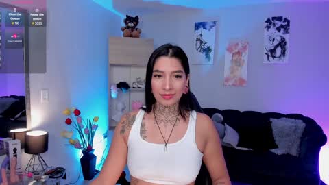 Snapshot of _louane_bour chatting on 01/27/25, 01:19  Laura  Independent Model  online show from 01/27/25, 01:19