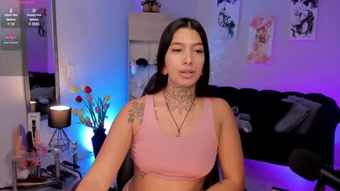 Snapshot of _louane_bour chatting on 02/14/25, 11:10  Laura  Independent Model  online show from 02/14/25, 11:10