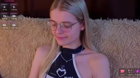 Snapshot of _luckybet_ chatting on 11/17/25, 07:30 Monica online show from 11/17/25, 07:30