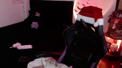 Snapshot of _lucyx__ chatting on 12/07/24, 11:12 Queen. Help me reach 100 thumbs up online show from 12/07/24, 11:12